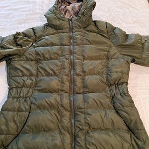 The slim-fit Women’s Metropolis Parka is a water-repellent,